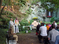 Wallfahrer aus Meschede besuchten die Fatima Grotte (Foto: Karl-Franz Thiede)